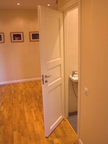 Namestitev vrat v kopalnico: kako narediti namestitev z lastnimi rokami