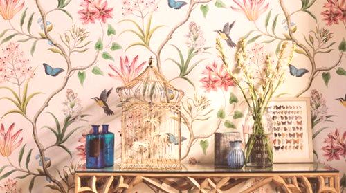 Ozadja s cvetjem (66 fotografij): lepe cvetlične tapete s pticami, prevleka za stene sobe z velikimi cvetovi v notranjosti