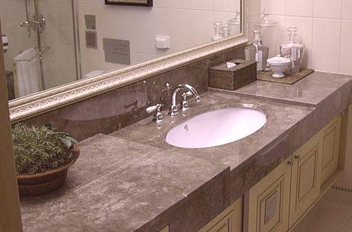 Разкъсаната мивка за баня е практично решение за красив дизайн на помещението