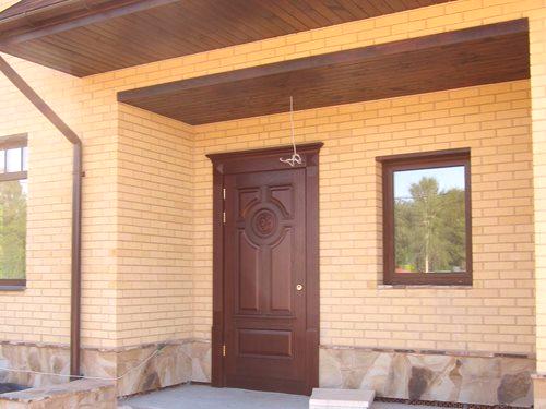 Улазна дрвена врата у стану и за приватну кућу, фотографије у ентеријеру