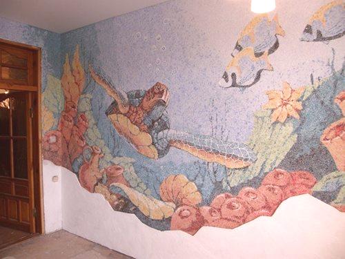 Lepe in izvirne risbe s tekočim ozadjem na steni