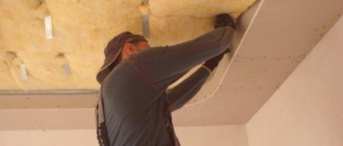Buka izolacija stropa u stanu pod napetost stropa