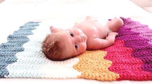Новорођени покривач за новорођенче (31 фотографија): особености беби деке-кукичаних и игала за плетење