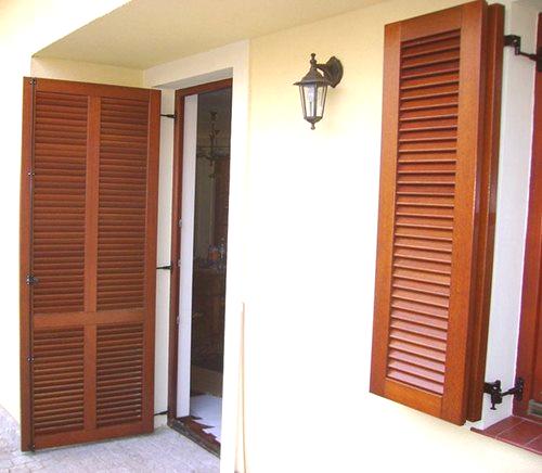 Vrata: vertikalna i horizontalna, izrađena od drveta i plastike