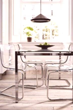 Пластмасови столове: бели пластмасови изделия с гръб и дървени крака, полиуретанова конструкция върху метален каркас