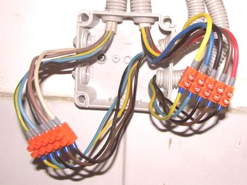 Свързване на проводници в разпределителната кутия
