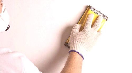 Изстискване на стените след замазката: какво да се полира и полира, което се почиства, почиства, смила шкурка, как правилно да се втрива