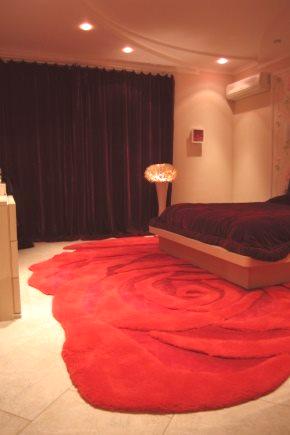 Килим в спалнята (56 снимки): модели на пода, малки бели черги и пътеки, овални килими под леглото