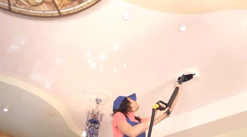Измиващи тавани: как да се измие парапетен таван, грижа за окачени конструкции, как да се грижи и как да се измива сажди от пластмасови панели