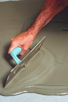 Kako izravnati betonski pod: što se može poravnati, tekući premaz za izravnavanje u stanu, kako ravnomjerno napuniti beton podnom konstrukcijom, smjesu i kit