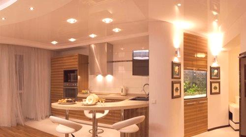 Halogenske žarnice (43 slik): stropne in namizne modele, nadstropje in pohištvo, izbiramo za kopalnico