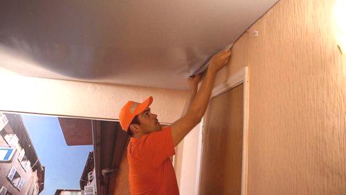 Ние правим демонтиране на напрежения таван със собствените си ръце: видео инструкция