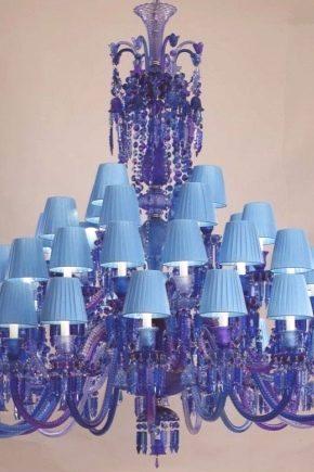Plavi luster (25 fotografija): stropni modeli s plavim nijansama s pozadinskim osvjetljenjem i zvjezdanim dekorima