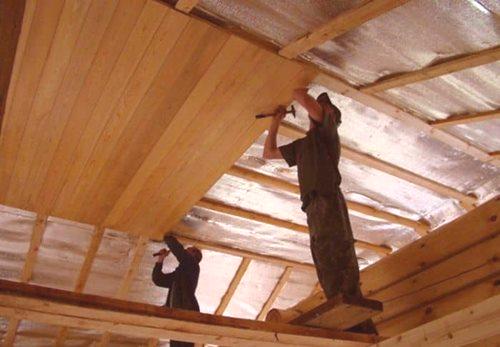 Z lastnimi rokami gradimo lesen strop