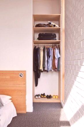Малки шкафове за дрехи (50 снимки): мини-модели в малък коридор или коридор, малки спални опции, как да поставяте неща