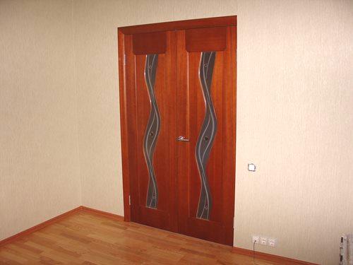 Дрвена врата: необојена, старомодна, интеријер, фотографија у унутрашњости