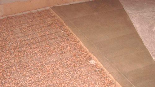 Монтиране на пода с глинести, както е направено, технологията на залепване глина