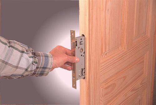 Obrežite ključavnico na notranjih vratih: kako je nameščena, vstavite zapah z lastnimi rokami
