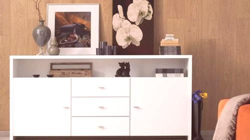 Dolge garderobe za dnevno sobo: bele velike moderne skrinje, nizka izvedba s steklom in dodatnimi policami