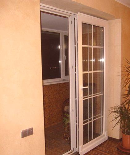Функционална пластична врата на балкону: 3 погодности