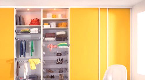 Запълване на шкафа (52 снимки): чекмеджета и рафтове вътре в системата за съхранение на вещи, висящи кошници, вътрешно оформление, опции за монтаж