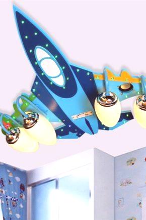 Zrak od lustera: stropni model u dječjoj sobi za dječaka