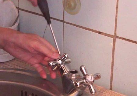 Kako zamenjati žerjav v kuhinji: 5 korakov za namestitev mešalnika