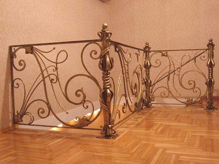 Zanesljive kovane ograje po stopnicah: lep dizajn konstrukcij
