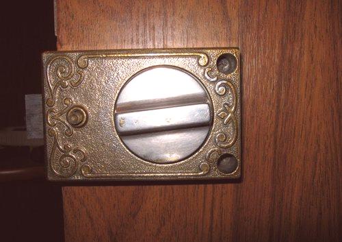 Надземне браве за дрвена врата и механизам за забрављивање, монтирање властитим рукама