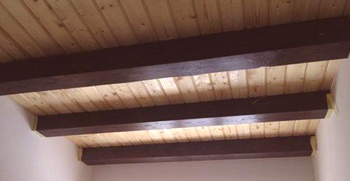 Какво да виси таван на дървени греди: препоръки на дизайнери