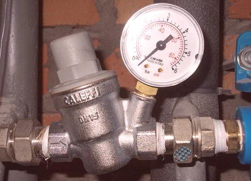 Regulator tlaka v gospodinjstvu v vodovodnem sistemu bo zmanjšal njegovo porabo in izboljšal pritisk