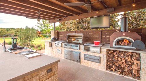 Ljetna kuhinja: mogućnosti za privatnu kuću s roštiljem i verandom, štednjak i roštilj dizajn, zatvorena gradnja