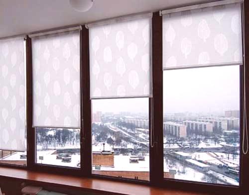Красиви римски пердета върху пластмасови прозорци: 30 опции за дизайн на стая