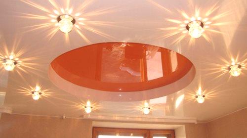 LED luči za napetostne stropove (48 fotografij): lokacija stropnih vgrajenih modelov v kopalnici, vrste in oblike