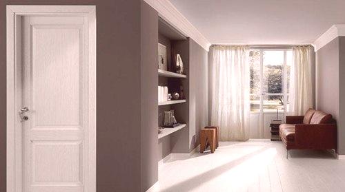 Бели врати (58 снимки): лъскави емайл продукти в интериора на апартамент в класически стил, как да се изберат модели за светлината на стените и первази, реални възможности.