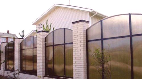 Ограда от клетъчен поликарбонат (51 снимки): универсална ограда в метална рамка за частен дом