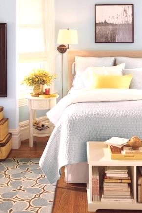Светла спаваћа соба (121 фотографија): дизајн ентеријера у пастелним бојама са тамним креветом у модерном и класичном стилу, беж тапете и декор