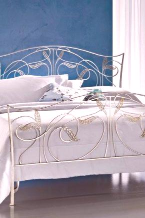 Bijeli kovani krevet (21 fotografija): svijetlo bijeli jednostruki i dvostruki model s uzglavljem u unutrašnjosti