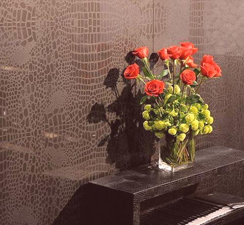 Необичайна украса на стени: тапети под кожата в интериора, примери за снимки