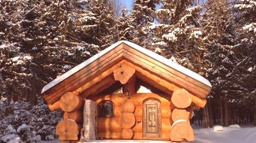 Sauna iz cedra (30 fotografija): ručno izrezana od kanadskog i Altai drveta, kupka od ariša i bora, iz koje je prirodni materijal bolje izgraditi kadu
