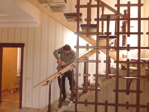 Правилно монтиране на стълби в къщата: 3 стъпки на монтаж