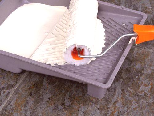 Инструкции: как да избелите тавана с боя на водна основа без развод