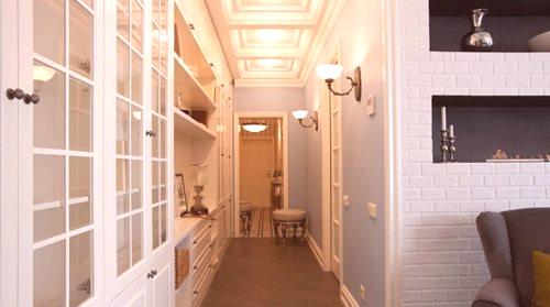 Oblikovanje ozke dvorane (110 fotografij): prave ideje-2018 za okrasitev notranjosti dolgega hodnika v majhnem stanovanju, izbiro ustreznega pohištva