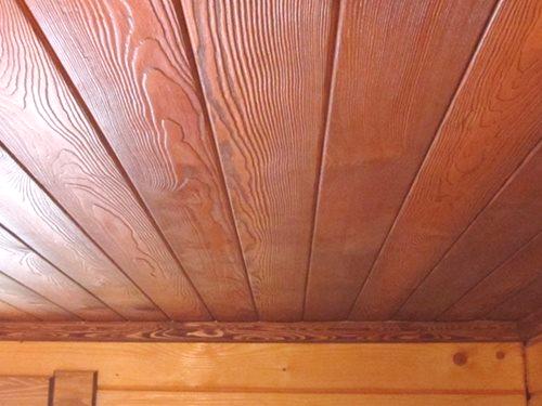 Što iskucati strop u drvenoj kući iznutra: 5 modernih varijanti