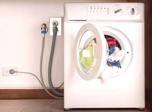 Vtičnica za pralni stroj z lastnimi rokami
