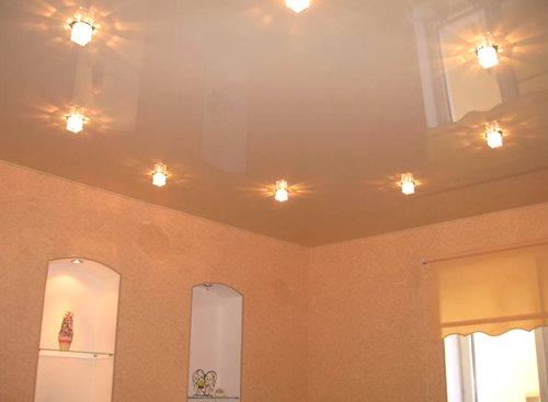 Kako izbrati svetilo za napenjanje stropov