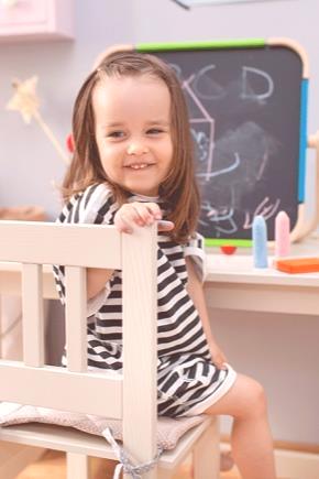 Детска маса със стол (62 снимки): предимствата на една маса за отглеждане на детето, как да изберем статив за маса от деца от пластмаса, неговите размери