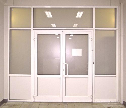 Aluminijasta vrata: hladna in topla, dodatki, namestitev z lastnimi rokami, fotografije v notranjosti