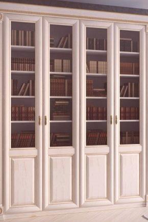 Библиотеки със стъклени врати (65 снимки): Тесни модели за книги от бор с врата от стъкло, плитки витрини от масива, варианти с матово стъкло